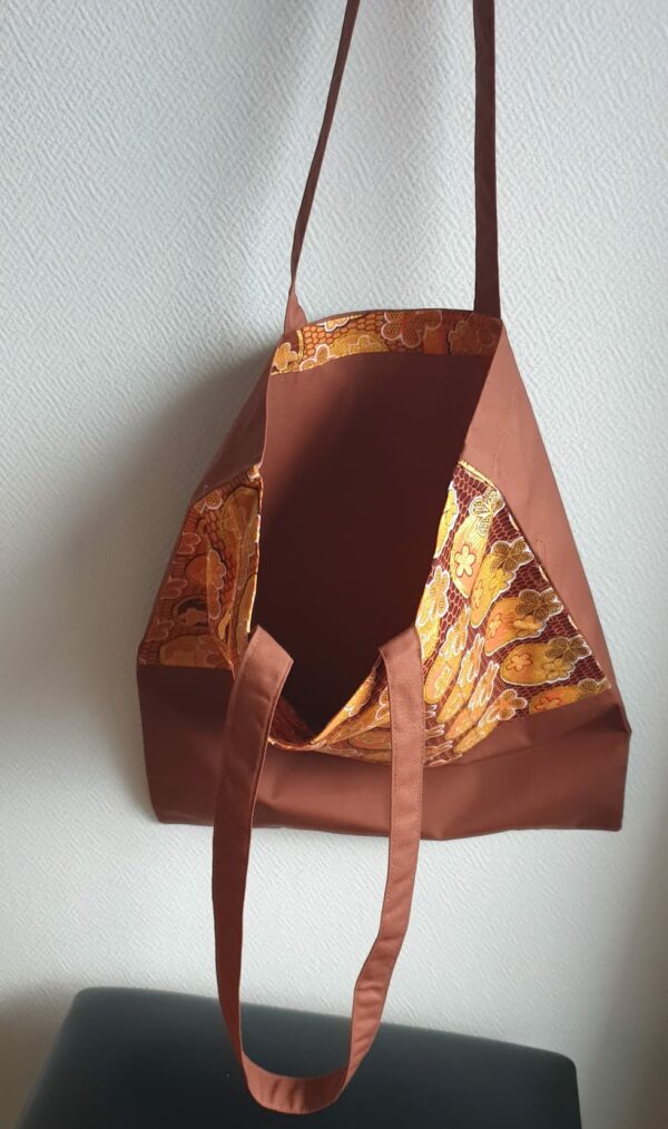 3.4Tote-bag en marron avec poche intérieure. Dimension 41cmx38cm. Création Anjero.