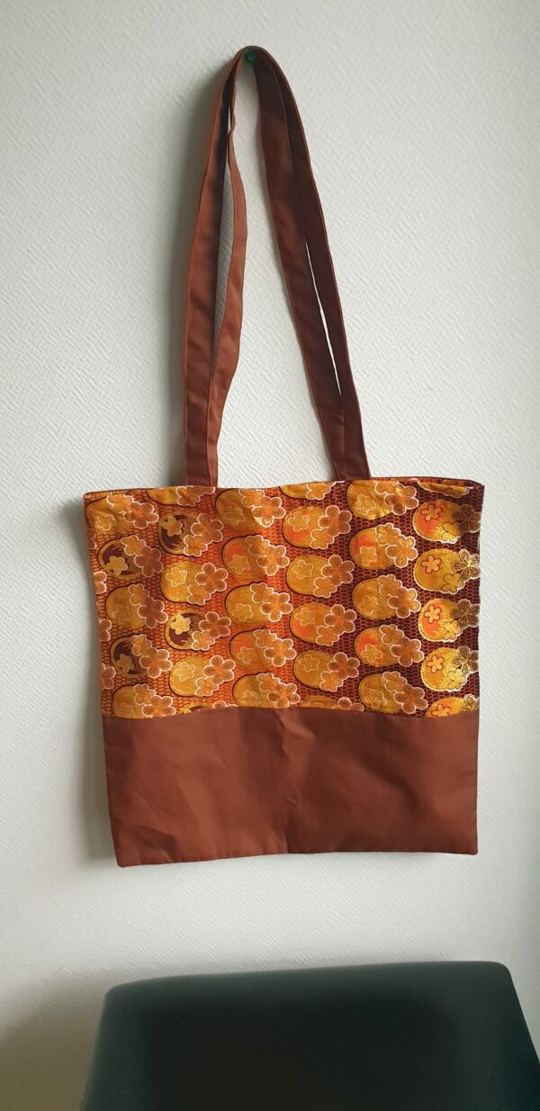 3.5Tote-bag en marron avec poche intérieure. Dimension 41cmx38cm. Création Anjero.