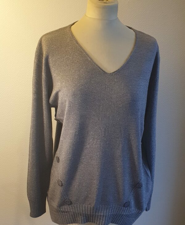 4.1Pull-tunique en gamme gris-plomb. Tissu composé de laine 10%, nylon 15%, polyester 15%, modal 30%, viscose 25%. Taille : S, M, L, XL. Prix : 29.95€