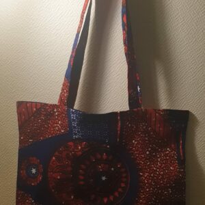 4.1Tote-bag avec d'harmonieuses figures imprimées sur un fond de couleurs bleu-rouge. Dimension 41x38. Création Anjero. Prix : 15€