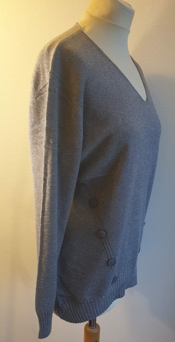 4.3Pull-tunique en gamme gris-plomb. Tissu composé de laine 10%, nylon 15%, polyester 15%, modal 30%, viscose 25%.