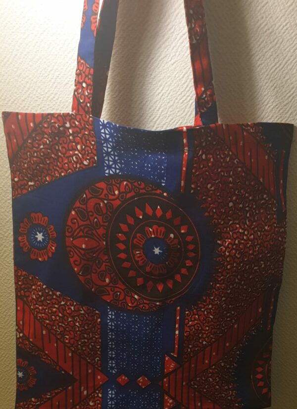 4.3Tote-bag avec d'harmonieuses figures imprimées sur un fond de couleurs bleu-rouge. Dimension 41x38. Création Anjero.