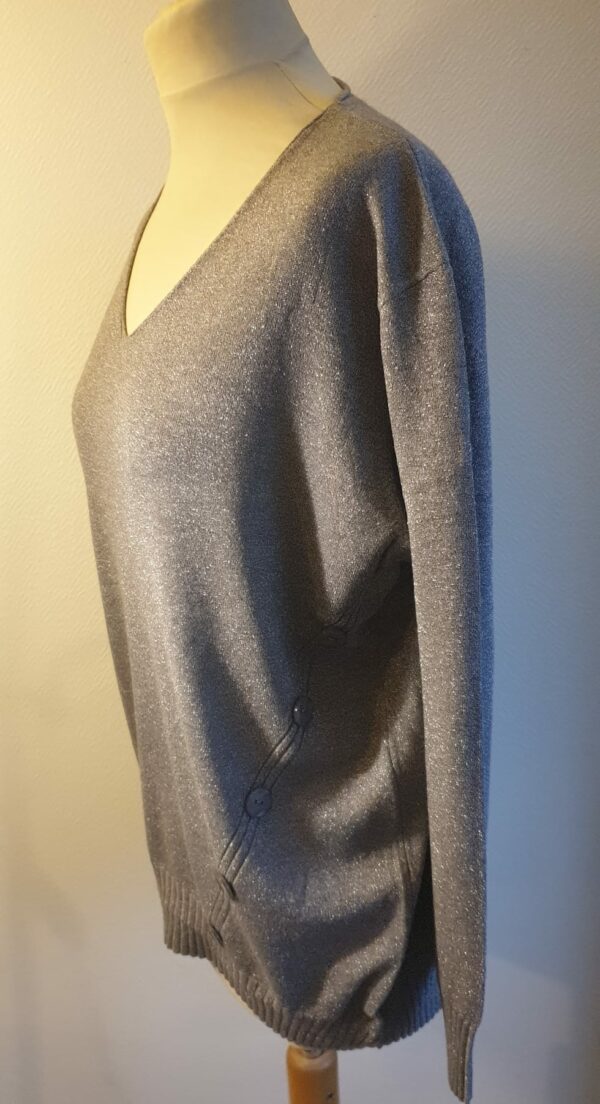 4.4Pull-tunique en gamme gris-plomb. Tissu composé de laine 10%, nylon 15%, polyester 15%, modal 30%, viscose 25%.