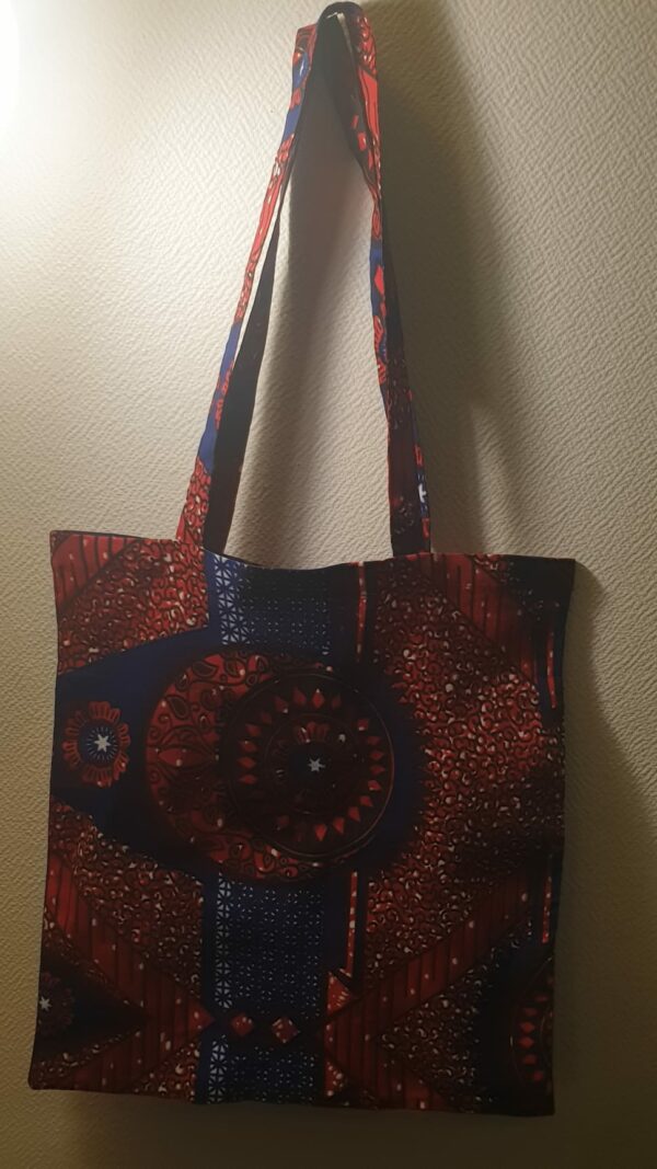 4.6Tote-bag avec d'harmonieuses figures imprimées sur un fond de couleurs bleu-rouge. Dimension 41x38. Création Anjero.