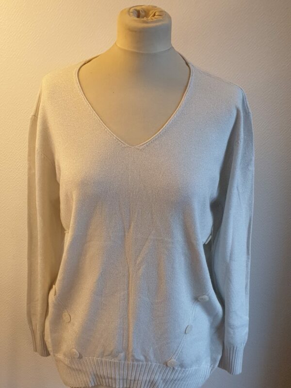 5.3Pull-tunique en beige. Tissu composé de laine 10%, nylon 15%, polyester 15%, modal 30%, viscose 25%.