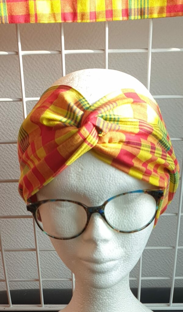 14.3Bandeau en tissu Wax et Madras aux couleurs orangées et verdoyantes sur une combinaison de deux pièces. Confectionné par Anjero Création.
